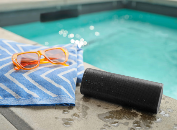 Sonos-Roam-Swimming-Pool